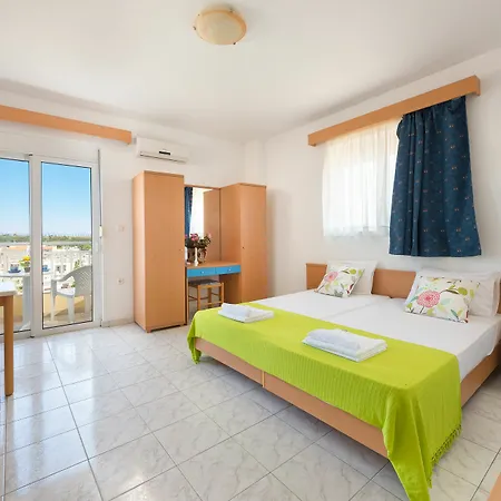 Apartment Yiannis *